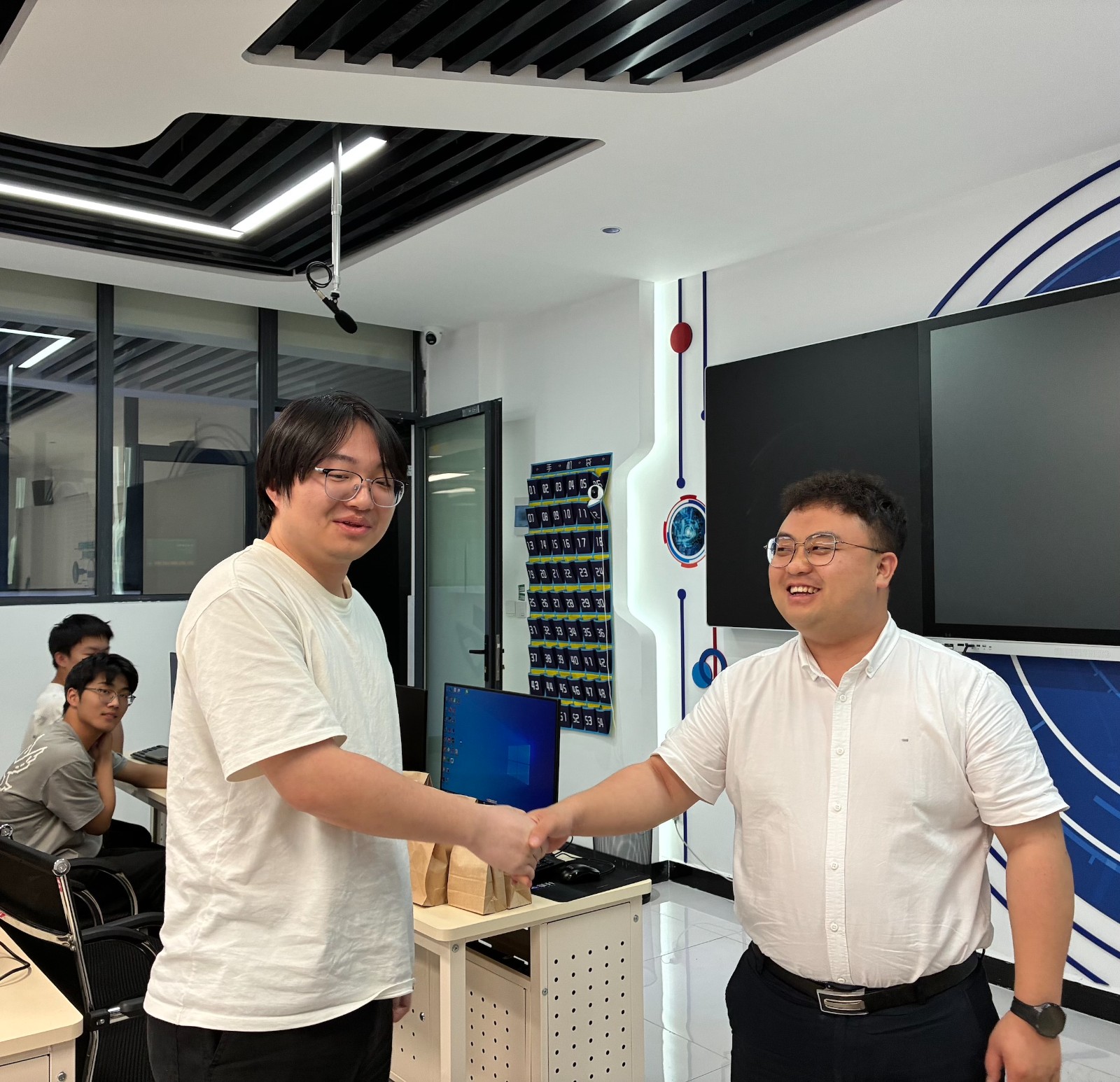 1781570708235503.jpg 王-握手.jpg