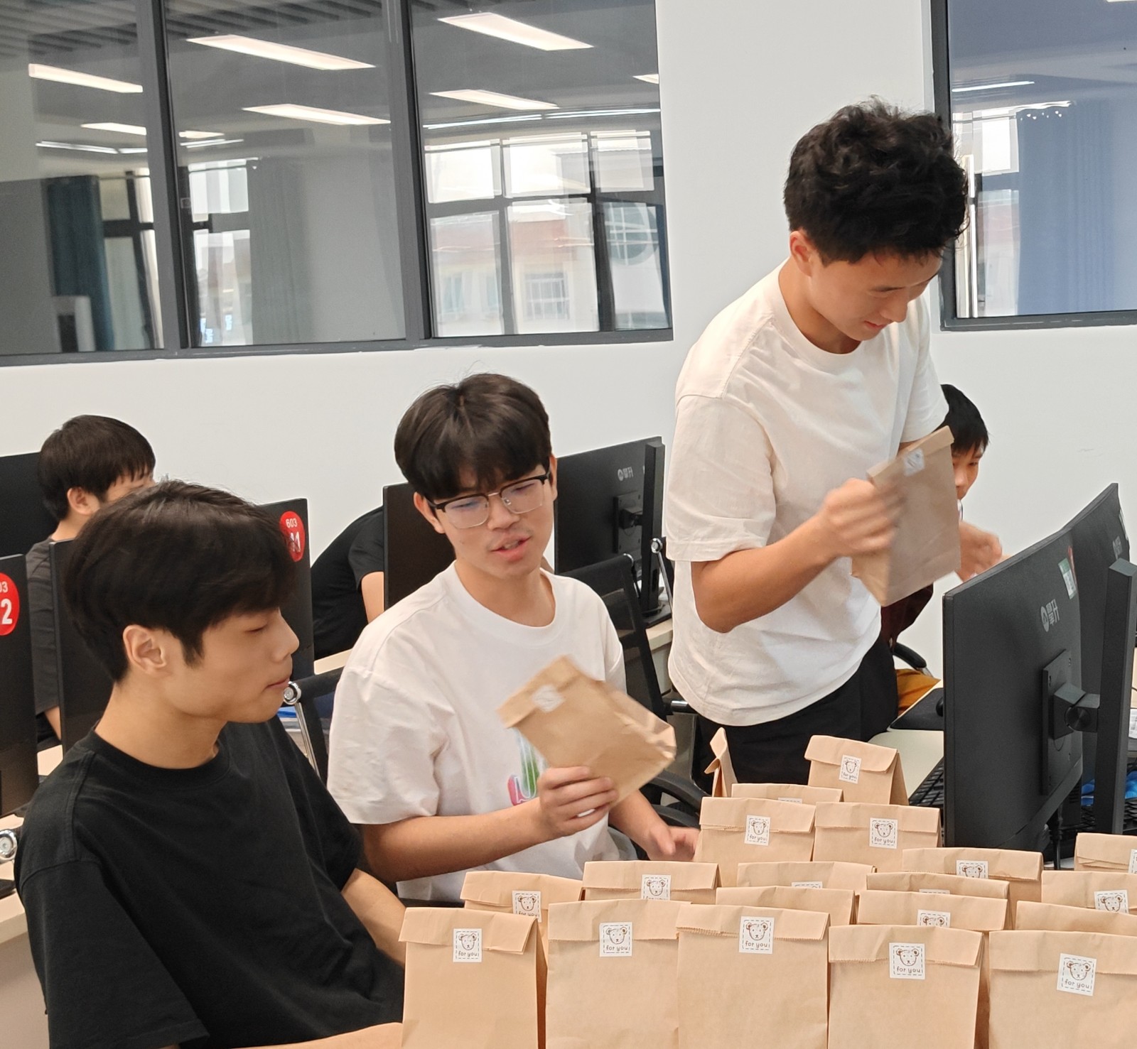 1781571085573162.jpg 月盲盒-1.jpg